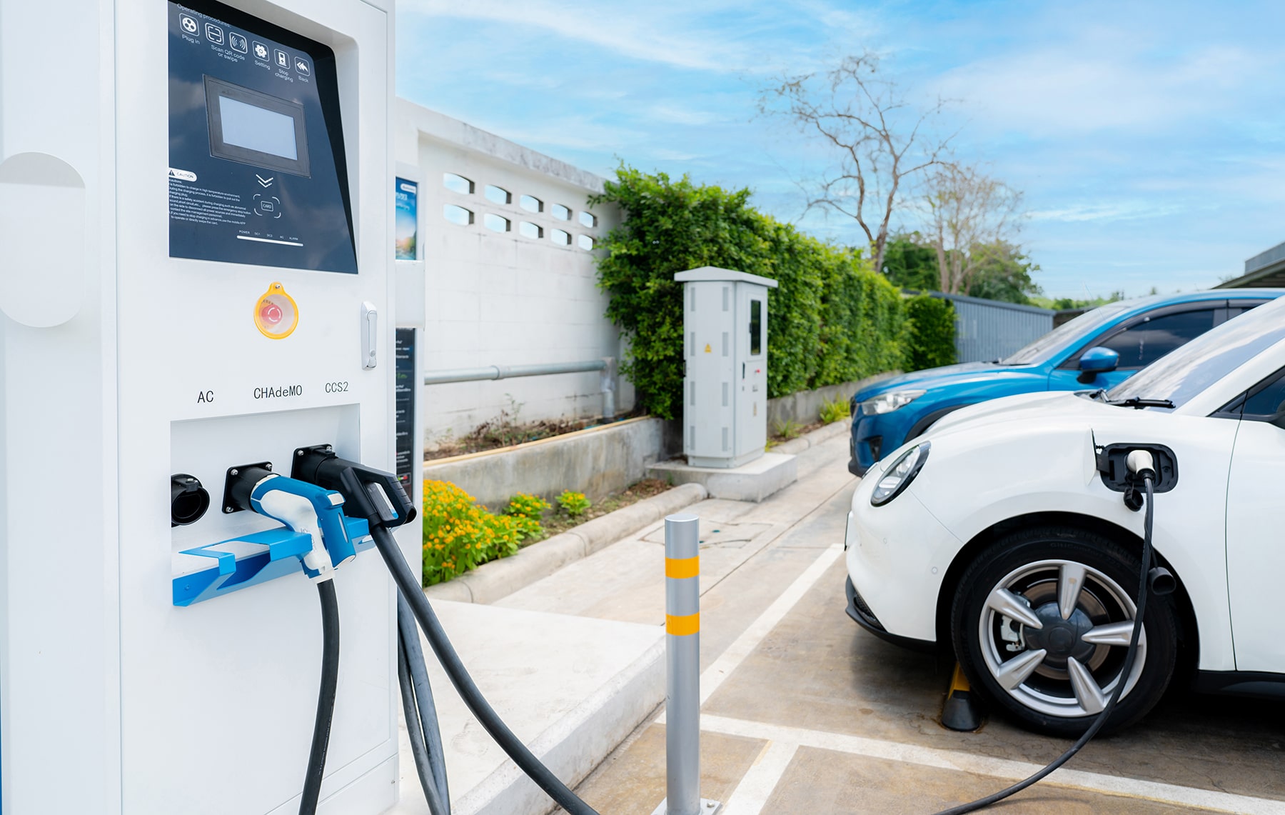 car-charging-at-electric-car-charging-station-ele-2022-11-18-02-25-50-utc-min